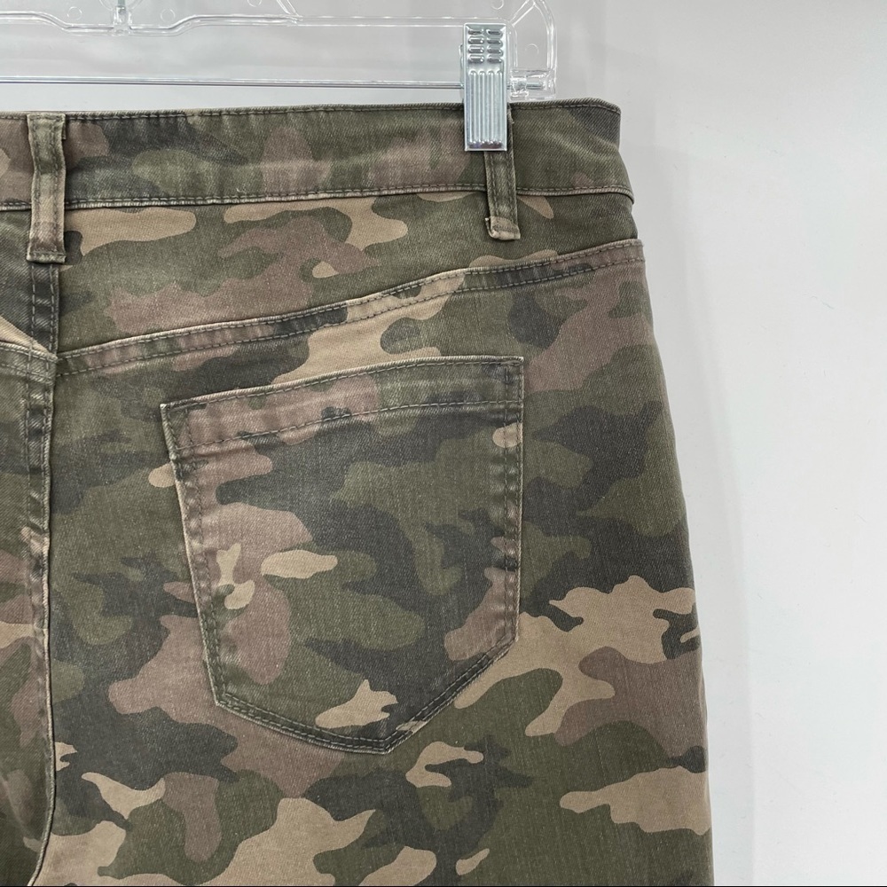 NEW! NOBO Camo Mid Rise Cropped Jeans - Picture 9 of 12